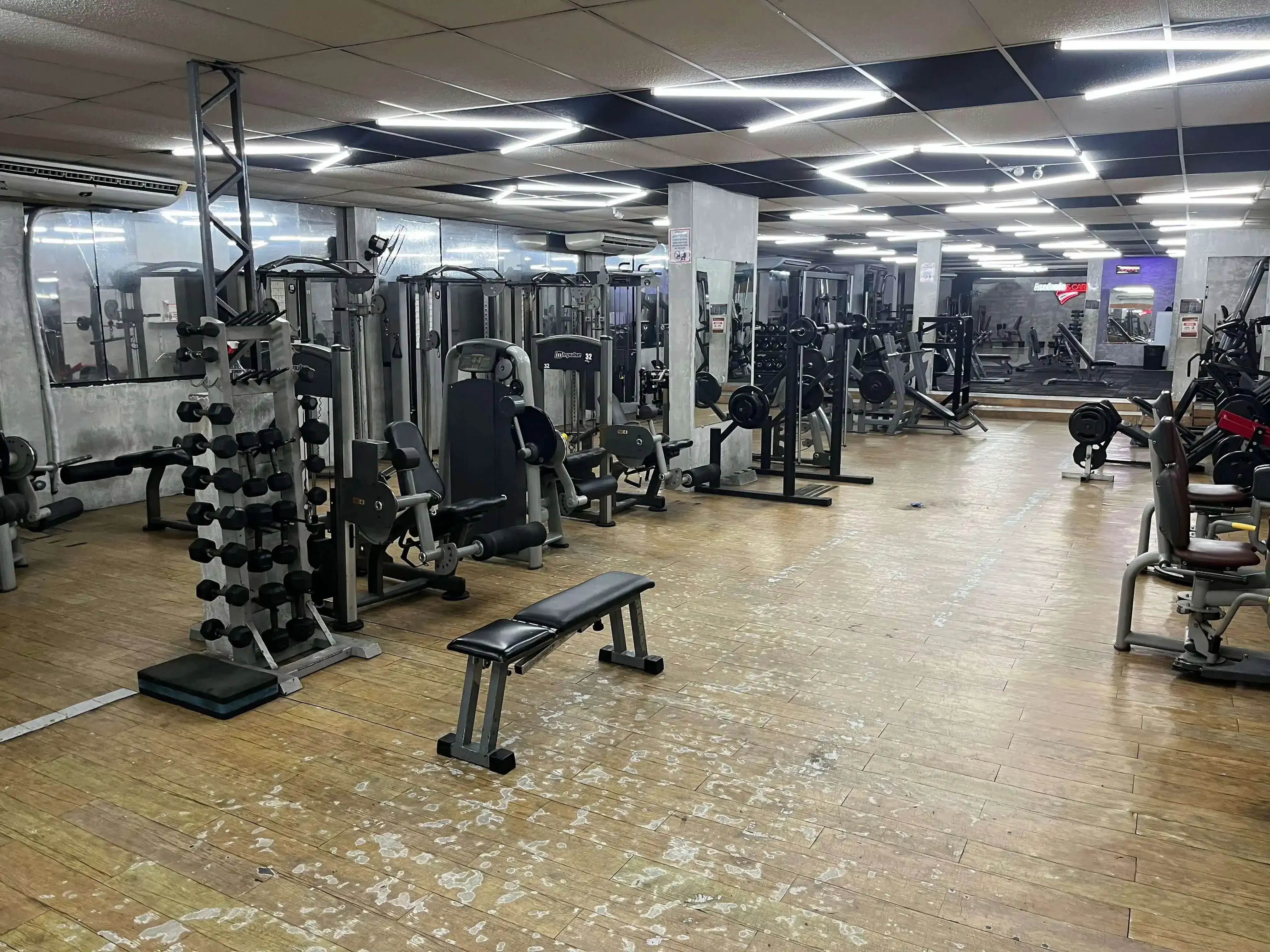 Equipamentos modernos da Academia Caribe